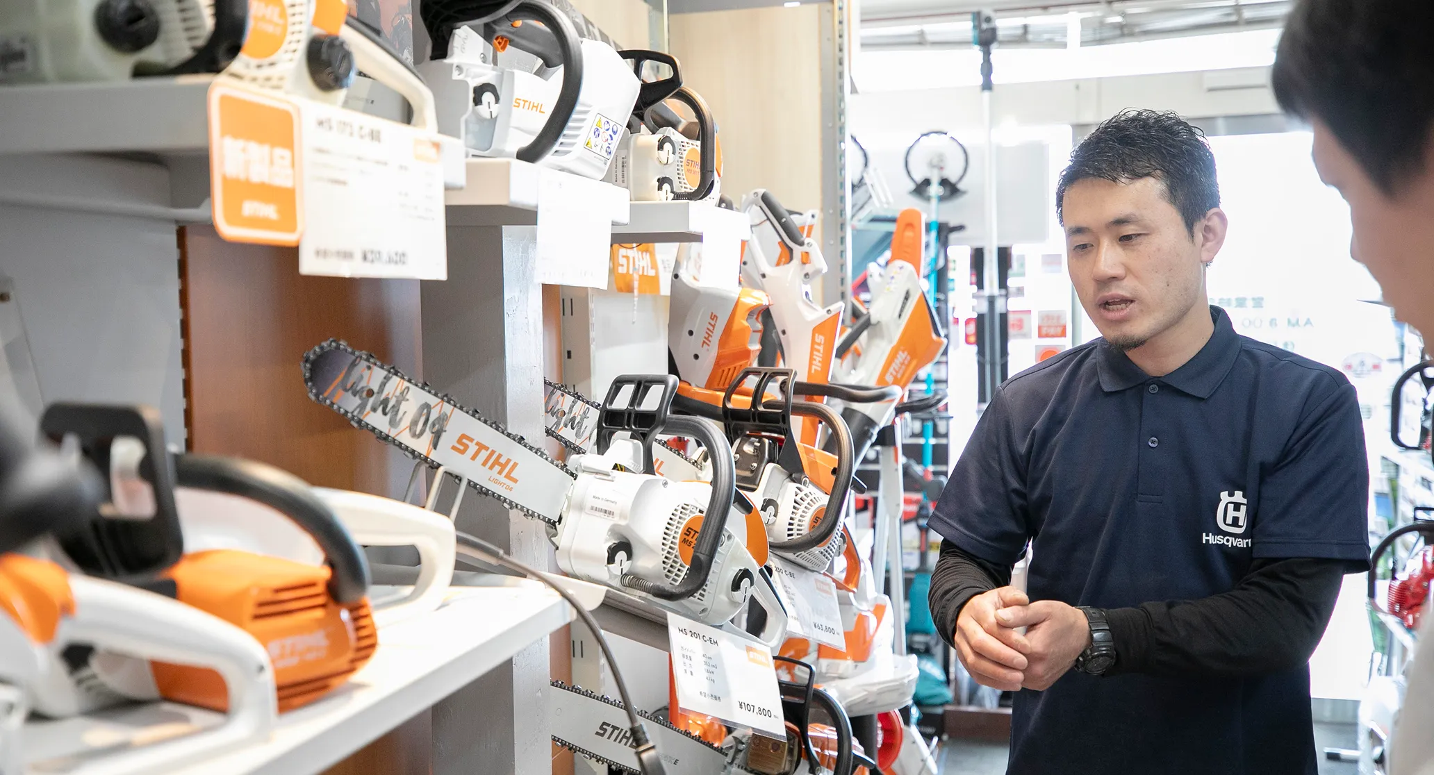 接客するスタッフ