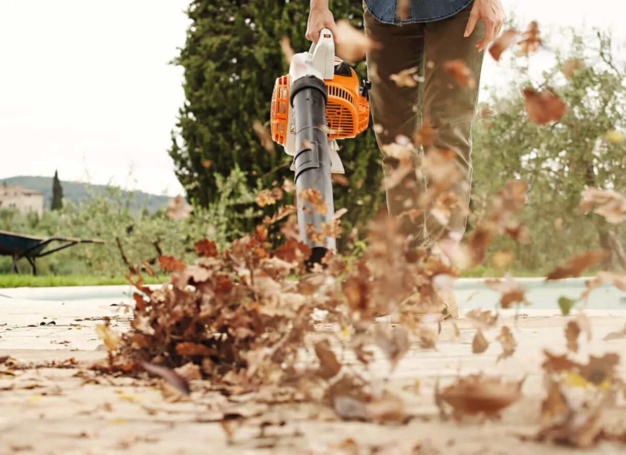 ブロワーで作業する様子