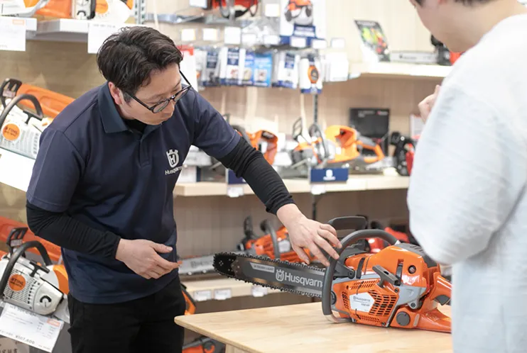 接客するスタッフ