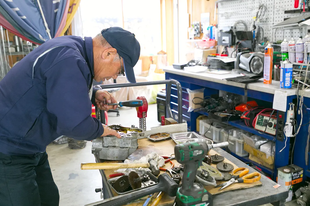 作業をするスタッフ