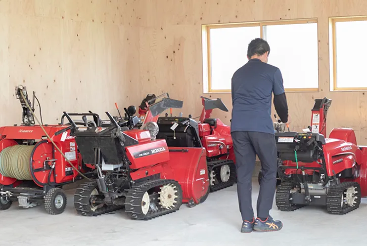 作業をするスタッフ