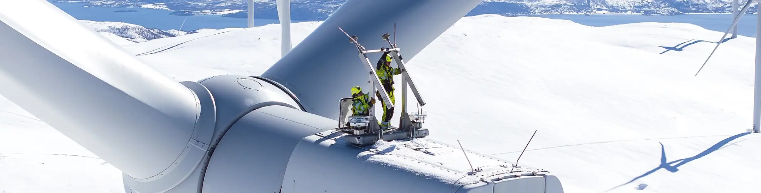 風力発電機のブレード上で点検作業を行う作業員