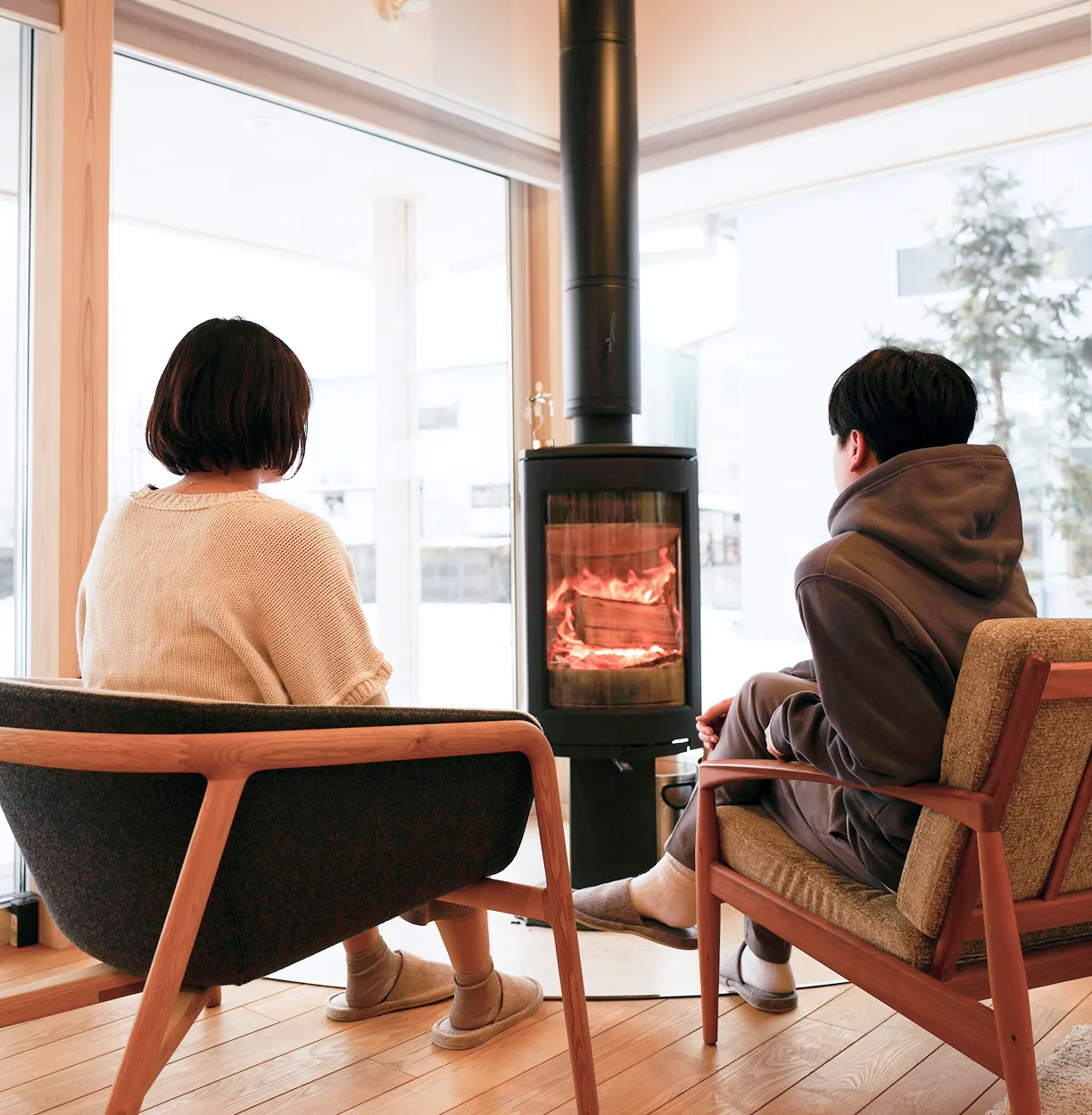 薪ストーブで温まる様子
