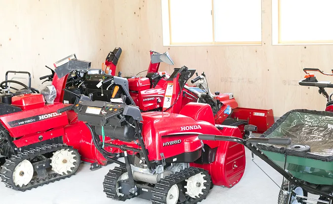 除雪機メンテナンスの様子