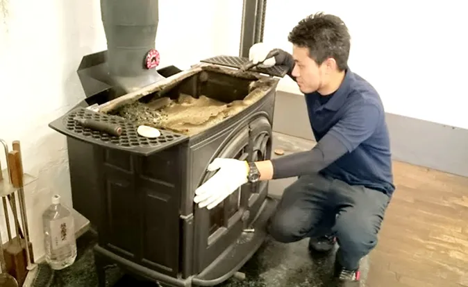 薪ストーブの設置の様子