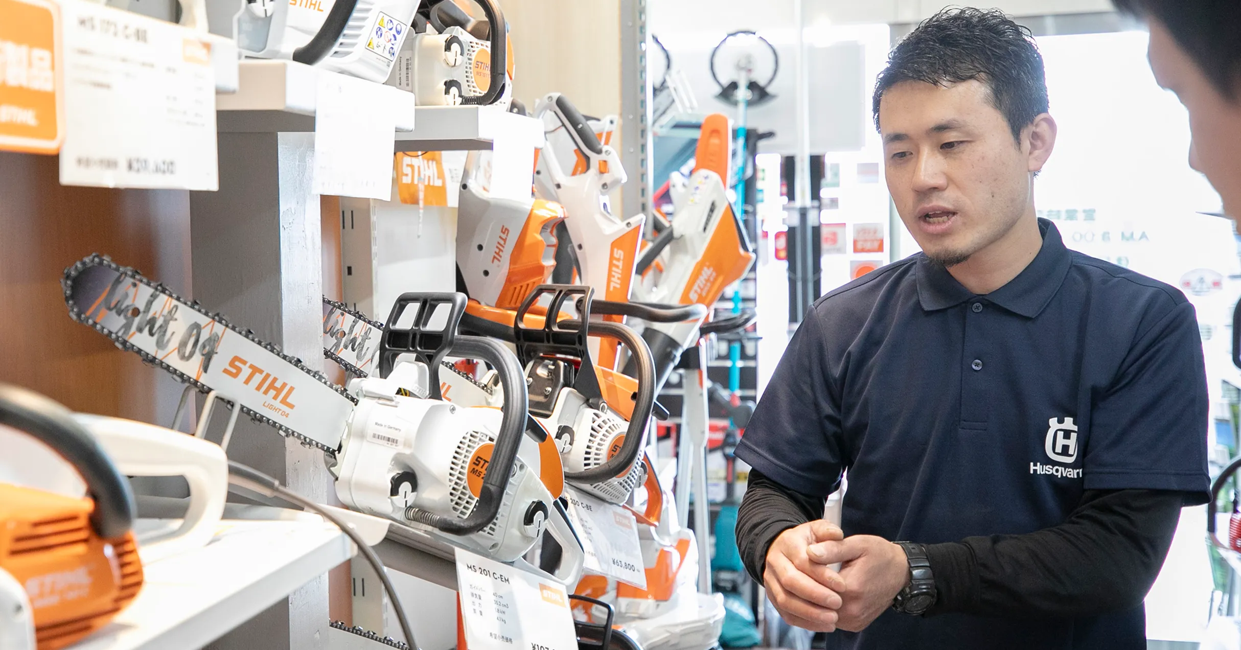 接客するスタッフ