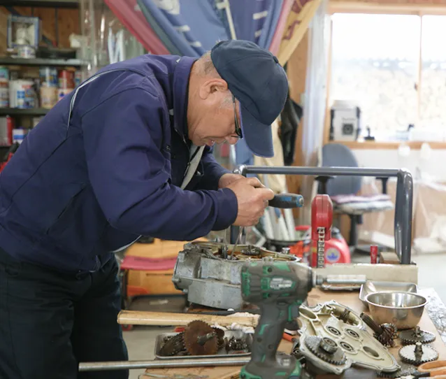 作業をするスタッフ