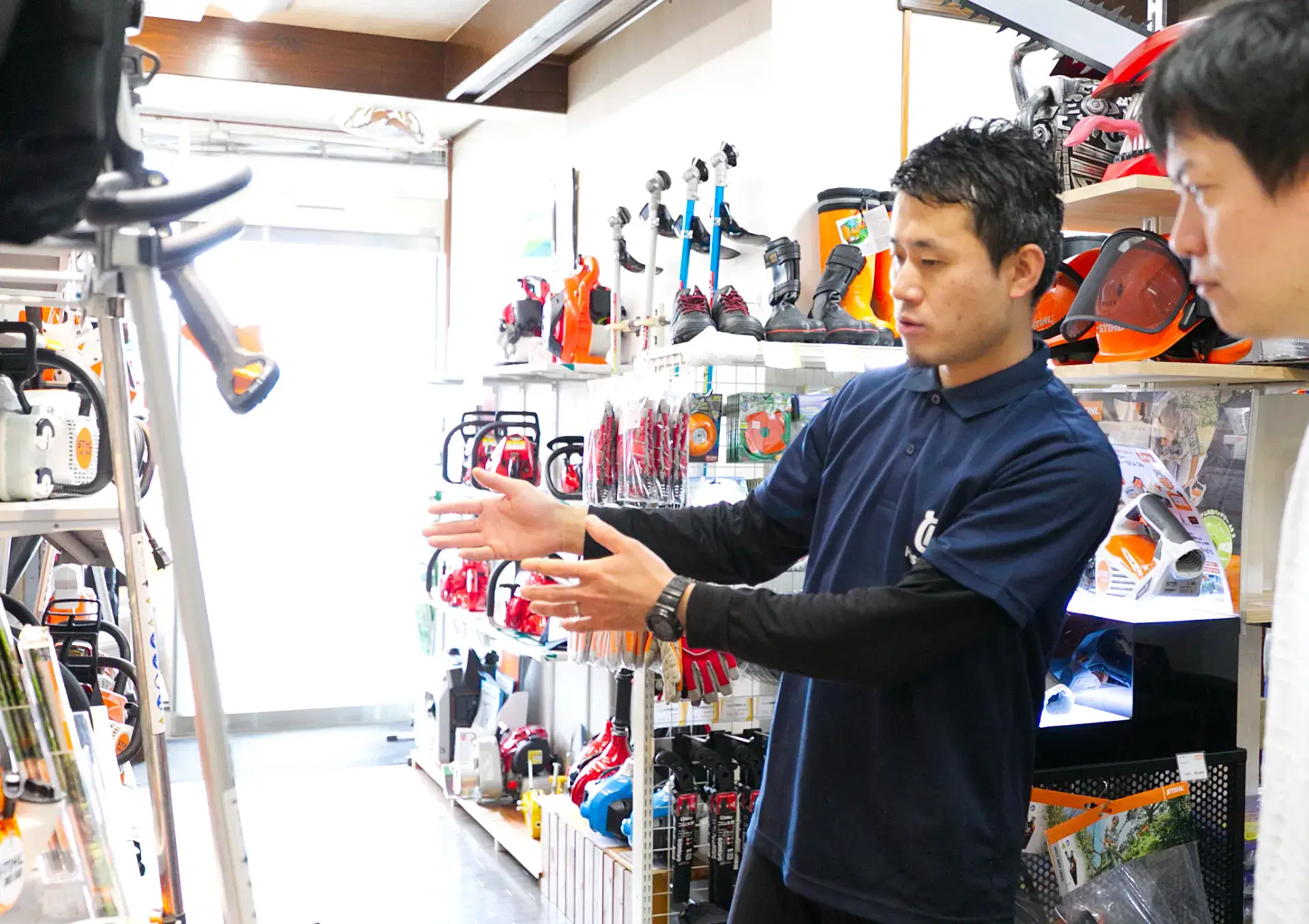 接客するスタッフ