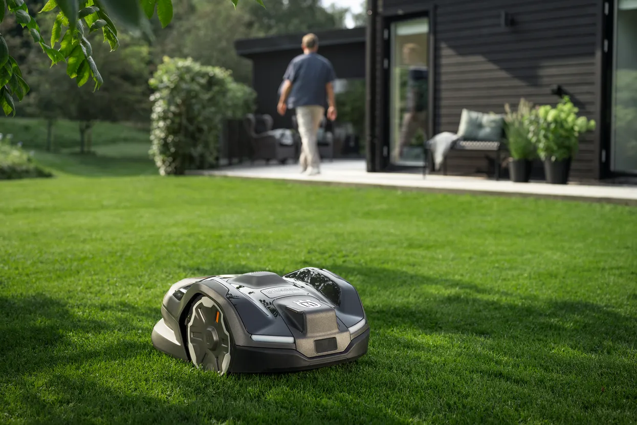 庭で走っているロボット芝刈機「オートモア」