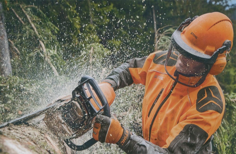 チェンソー作業はチャップスや防護手袋などで安全確保を。