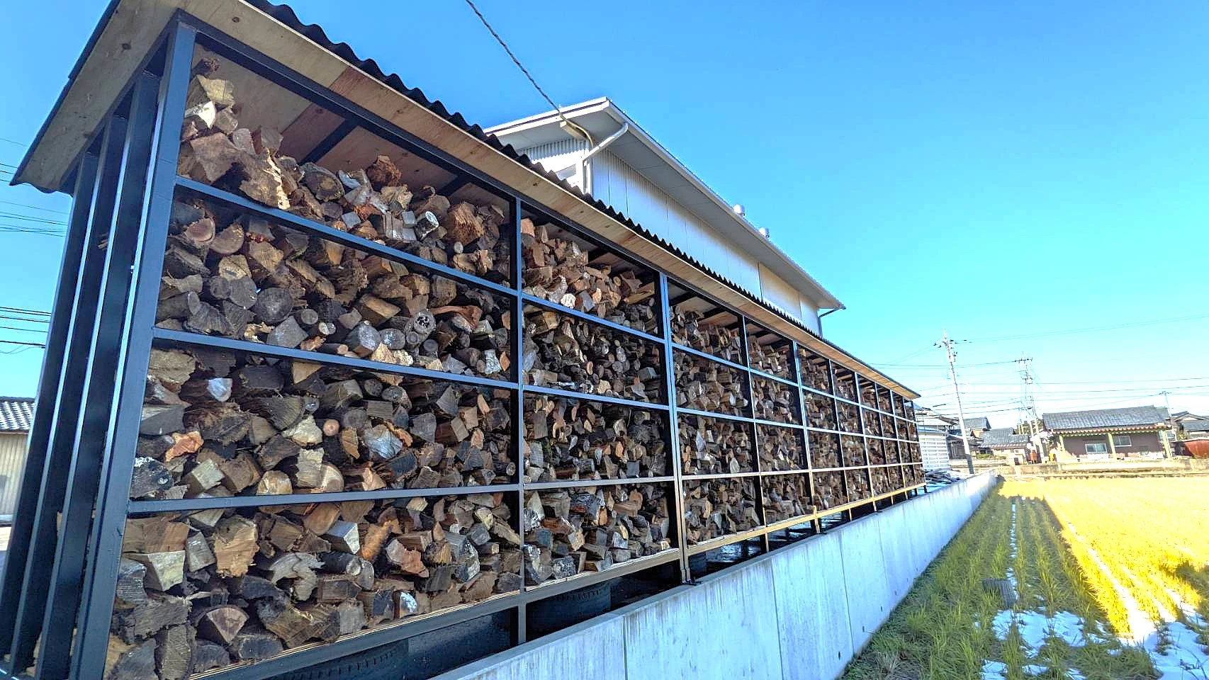 タニグチ商会で備蓄している薪の写真