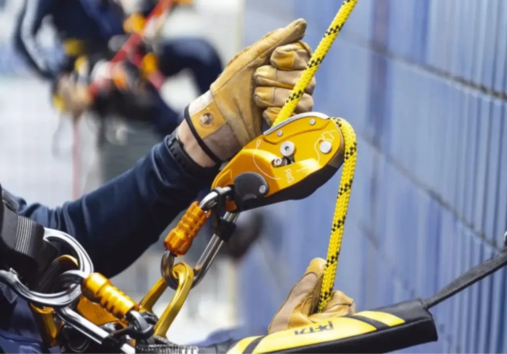 高所作業・ロープアクセス「Petzl（ペツル）」の用品を販売中！