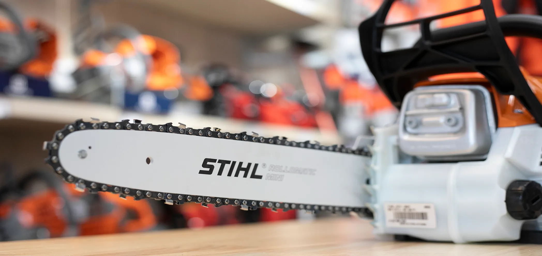 STIHLのチェーンソーのアップの写真